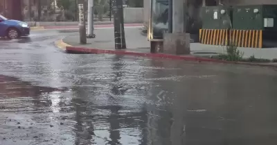 Derrame de aguas negras inunda cruce de Agua Caliente y Abelardo L. Rodrguez