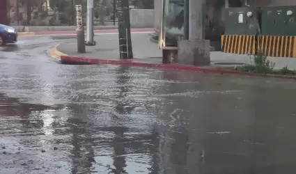 Derrame de aguas negras inunda cruce de Agua Caliente y Abelardo L. Rodrguez