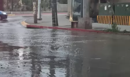 Derrame de aguas negras inunda cruce de Agua Caliente y Abelardo L. Rodr�guez