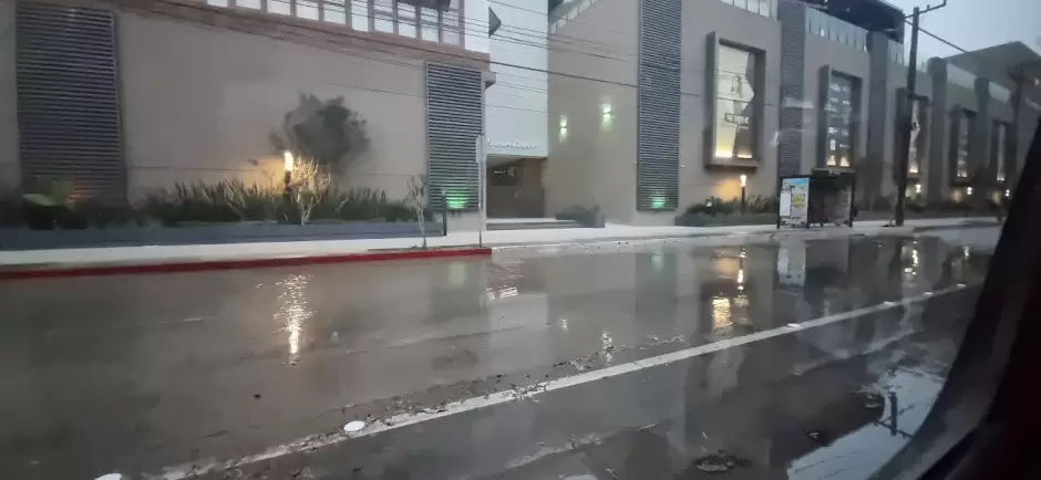 Derrame de aguas negras inunda cruce de Agua Caliente y Abelardo L. Rodrguez