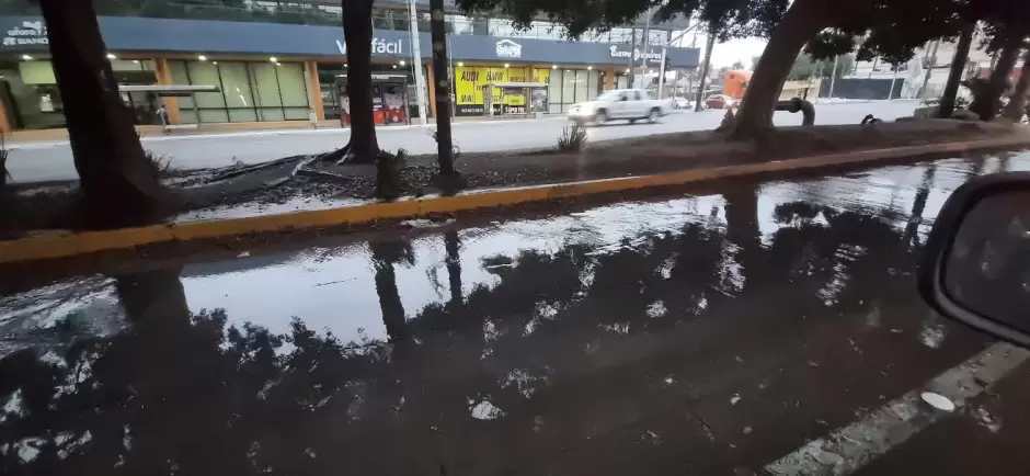 Derrame de aguas negras inunda cruce de Agua Caliente y Abelardo L. Rodrguez