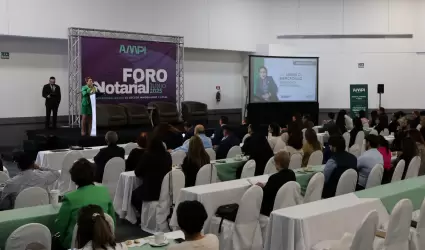 Asesorando al cliente para cerrar ventas