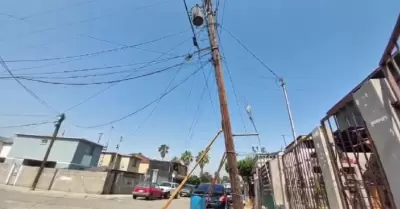 En Capistrano se quedan sin luz por transformador que estall y poste por colaps