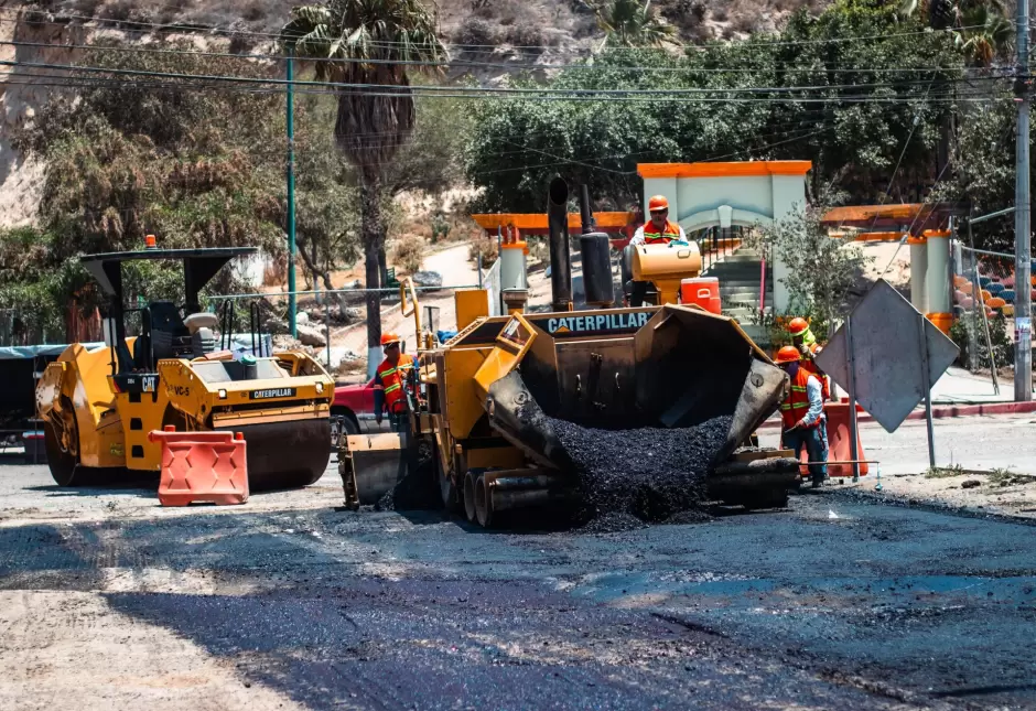Arrancan obra de reencarpetado de calle principal en Residencial del Bosque