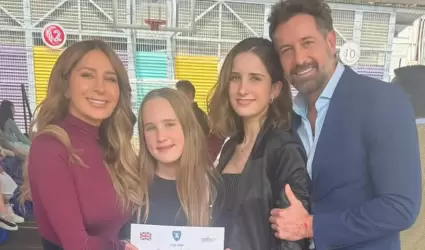 Geraldine Bazn con sus hijas y Gabriel Soto