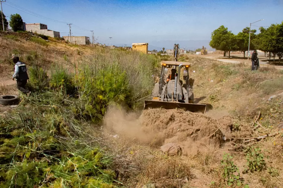 Realiza gobierno de Claudia Agatn limpieza del arroyo en rea del Escorpin