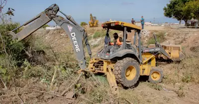 Realiza gobierno de Claudia Agatón limpieza del arroyo en área del Escorpión