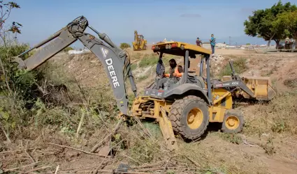 Realiza gobierno de Claudia Agatn limpieza del arroyo en rea del Escorpin