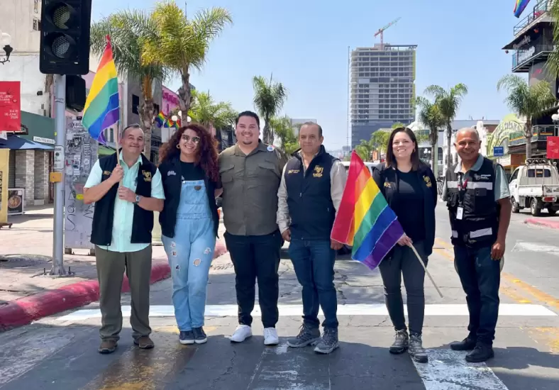 Pinta de cruces peatonales con los colores de la bandera LGBTTTIQA+