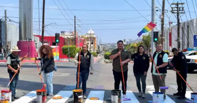 Pinta de cruces peatonales con los colores de la bandera LGBTTTIQA+