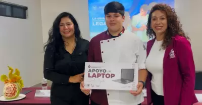 Entrega de laptops a estudiantes de Universidad Vizcaya
