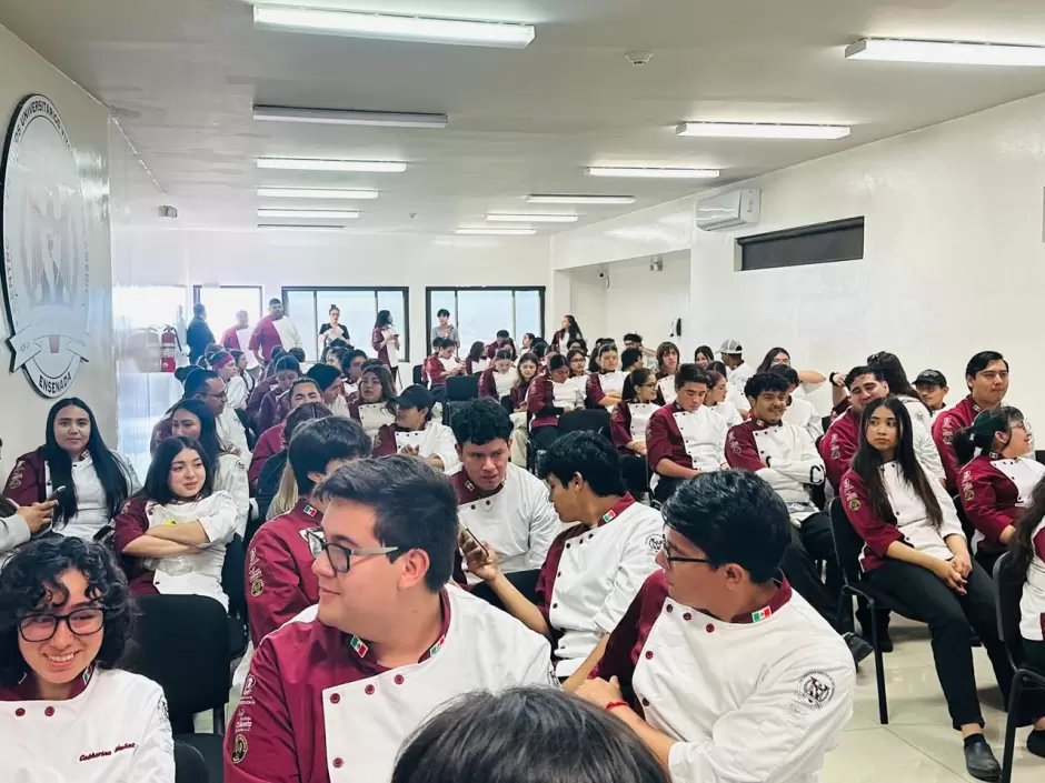 Entrega de laptops a estudiantes de Universidad Vizcaya