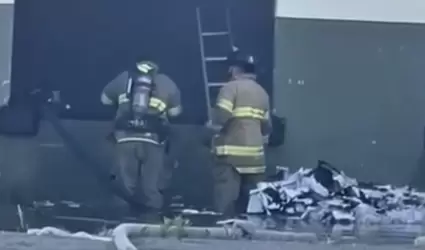 Incendio consume almacn de la Secretara de Salud en parque industrial Nrdika