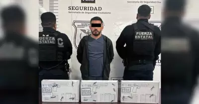Hombre es detenido en posesión de tres armas de fuego