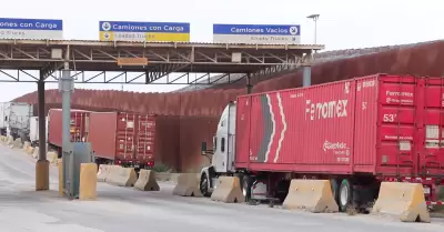 VIDEO.- Detiene ICE a 20 operadores de carga en Calxico; los hicieron firmar do