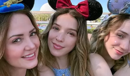 Andrea Legarreta y sus hijas