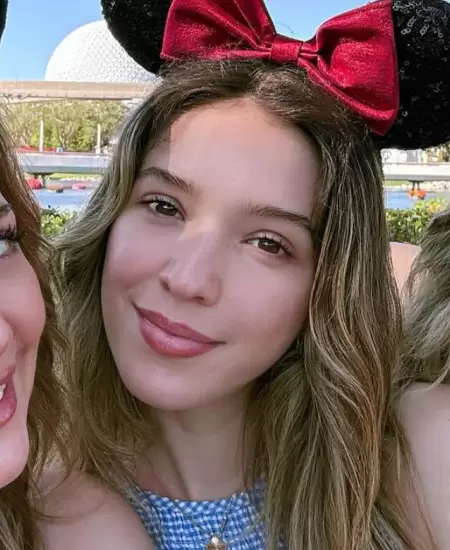 Andrea Legarreta y sus hijas