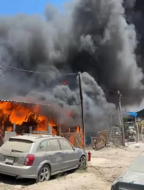 Atiende Bomberos de Tijuana dos incendios de grandes dimensiones
