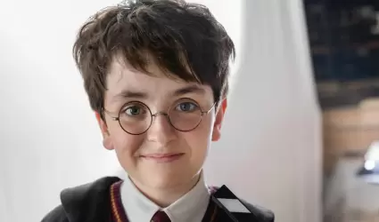 Dominic McLaughlin como Harry Potter