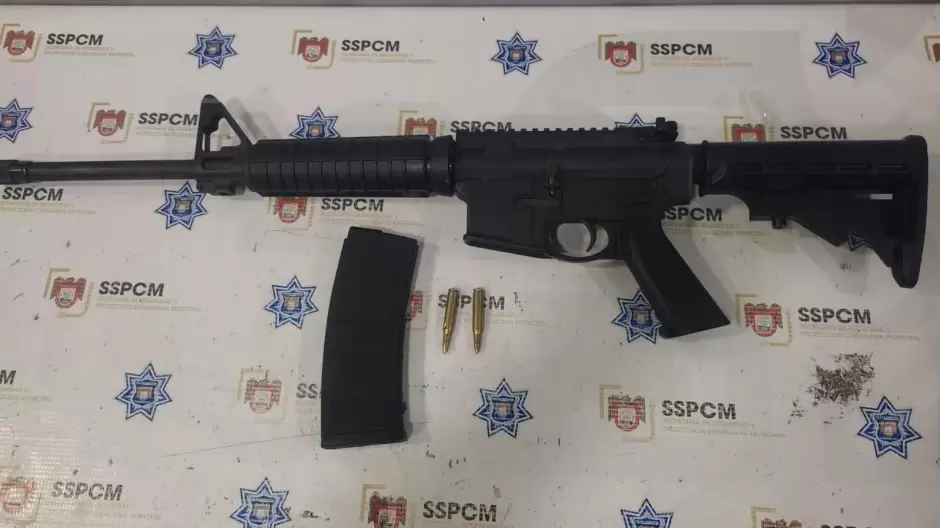 Detenidos con fusil de asalto en Loma Bonita