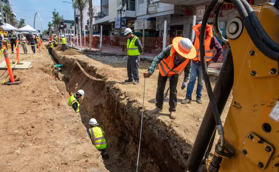 Obras de rehabilitacin de redes de agua potable y alcantarillado sanitario en la Av. Revolucin