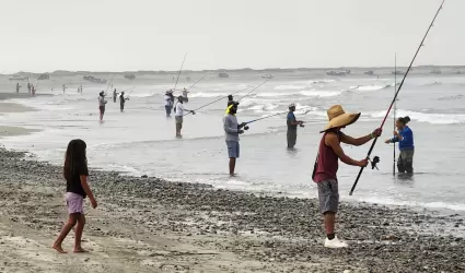Torneo de pesca deportiva de playa en San Quintn