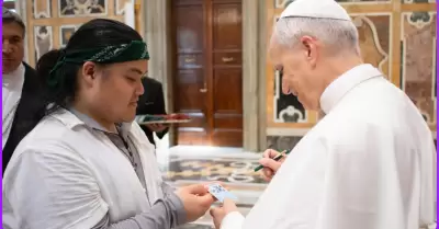 Papa firma carta de Pokmon