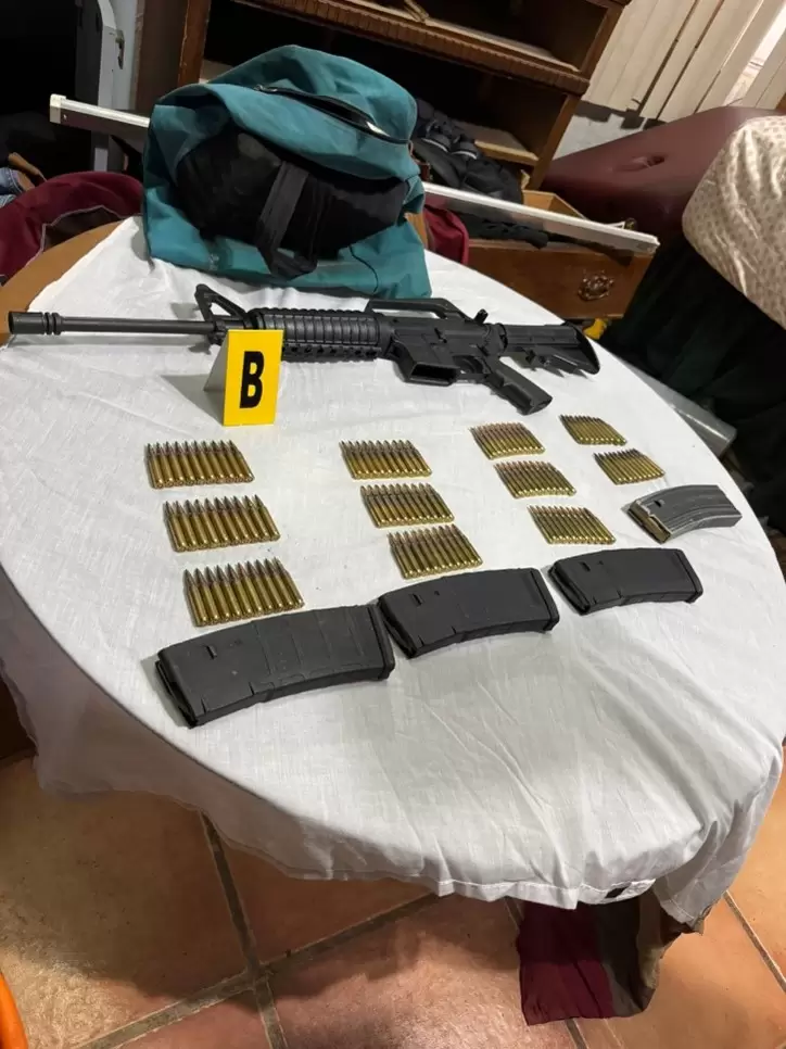 Narcóticos, armas y vehículos