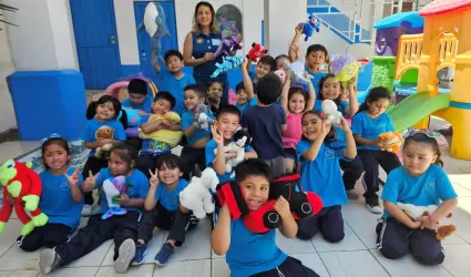 Donacin de ms de 4,300 peluches a nios necesitados