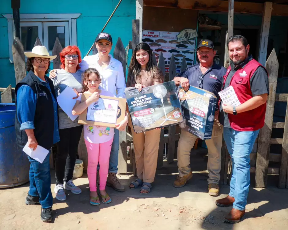 Gobernadora Marina del Pilar recorre colonias de Playas de Rosarito