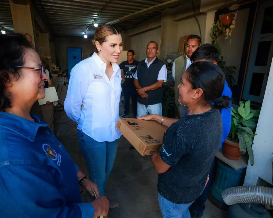 Gobernadora Marina del Pilar recorre colonias de Playas de Rosarito
