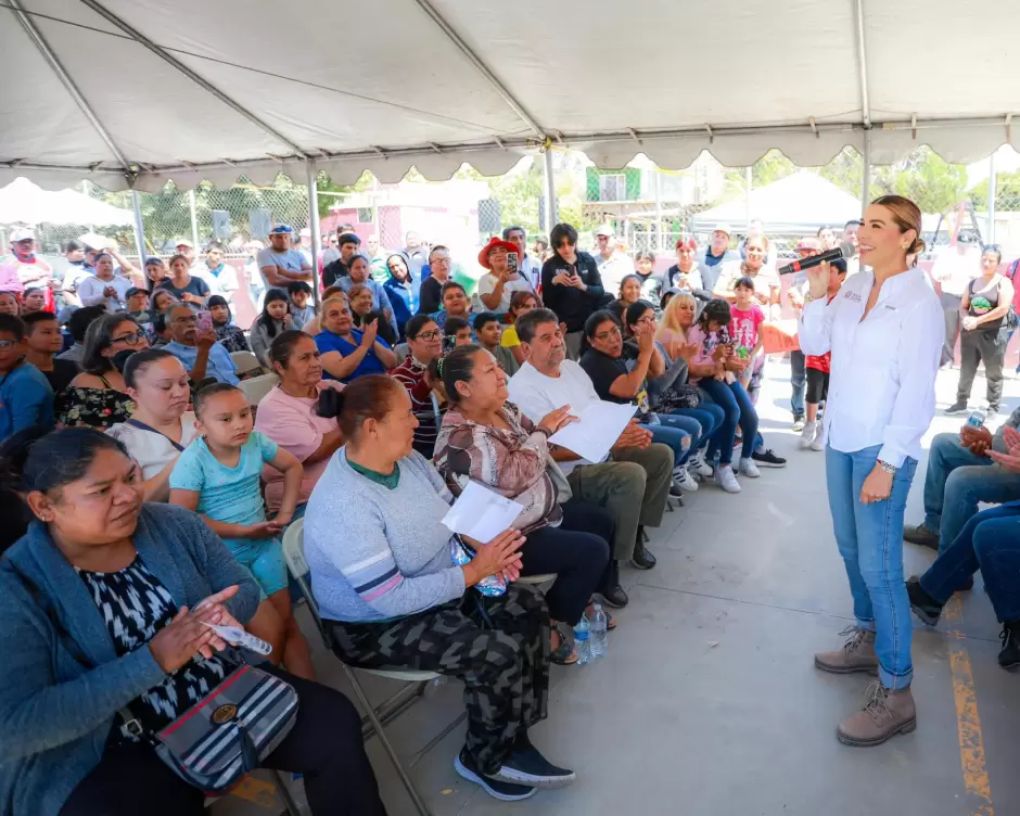 Gobernadora Marina del Pilar recorre colonias de Playas de Rosarito