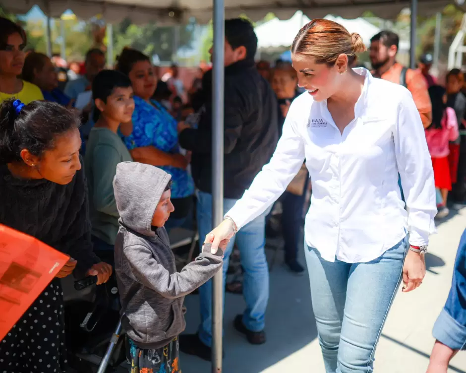 Gobernadora Marina del Pilar recorre colonias de Playas de Rosarito
