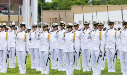Cadetes rinden homenaje