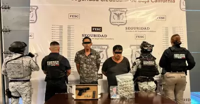 Detenidos con arma y dosis de drogas en Tijuana