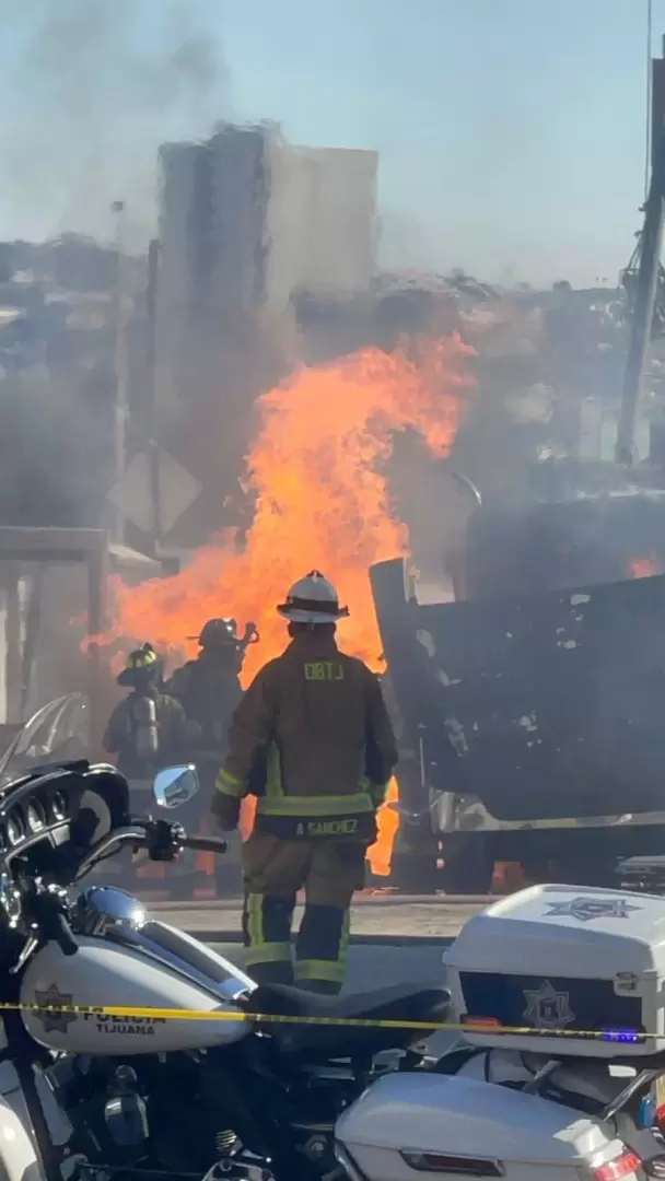 Fuga de gas provoca incendio durante obras del viaducto elevado