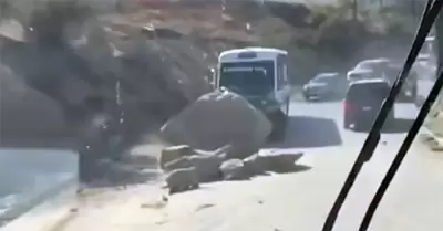 Desprendimiento de rocas bloquea acceso principal en Parajes del Valle