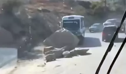 Desprendimiento de rocas bloquea acceso principal en Parajes del Valle