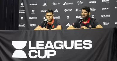 Sebastián Abreu y Joe Corona