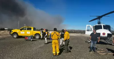 Incendio forestal en la carretera libre Tecate-Mexicali