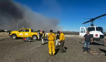 Incendio forestal en la carretera libre Tecate-Mexicali