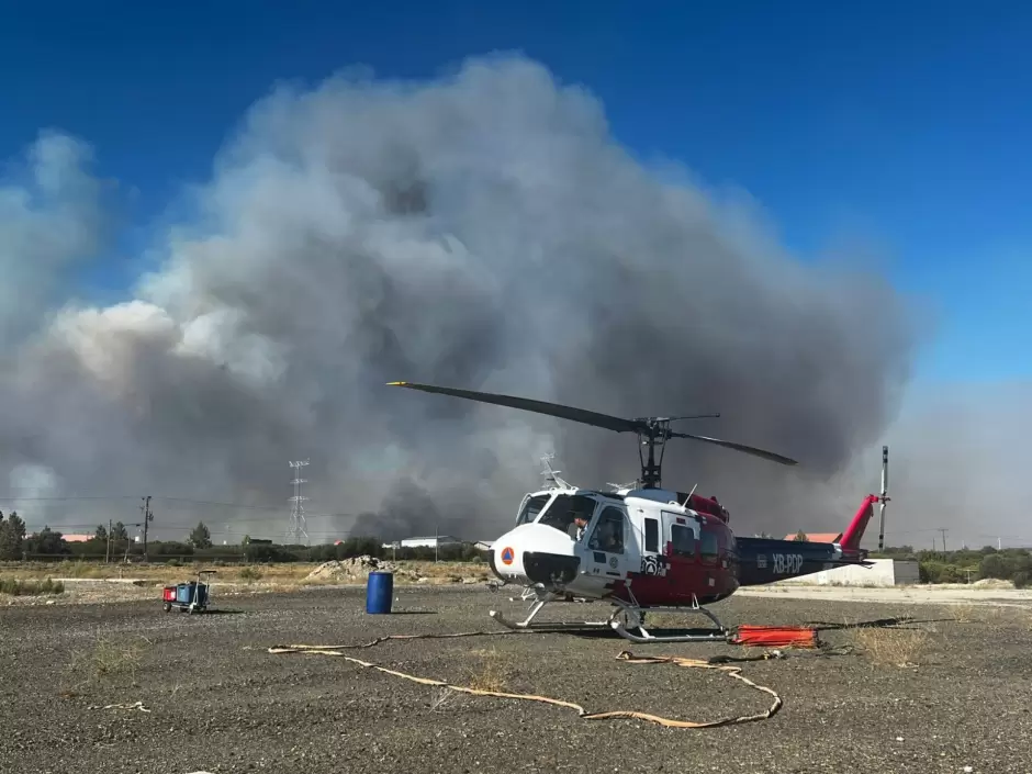 Avanzan acciones contra incendio forestal en la carretera libre Tecate-Mexicali