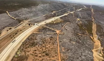 Bajo control incendio forestal en carretera libre Tecate-Mexicali