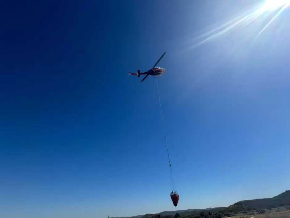 Bajo control incendio forestal en carretera libre Tecate-Mexicali