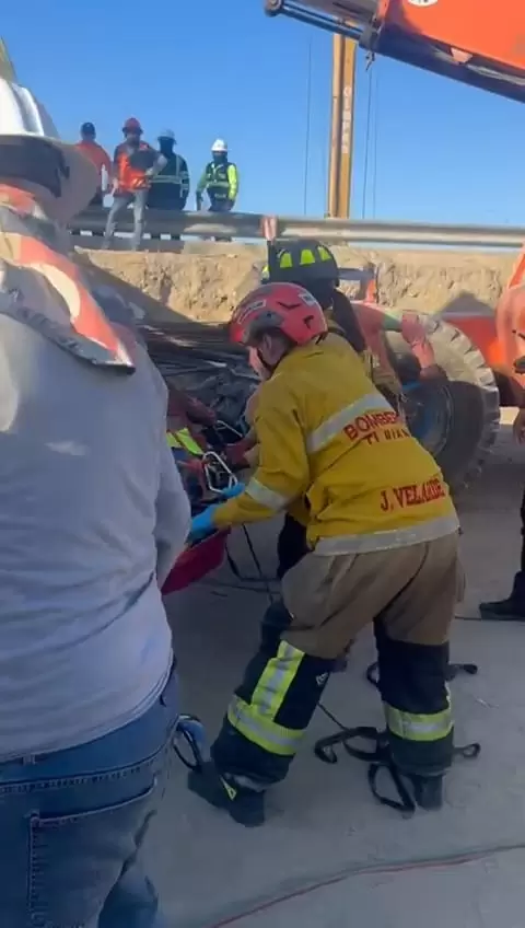 Rescatan a dos personas tras accidente en construccin de torre de viaducto elevado