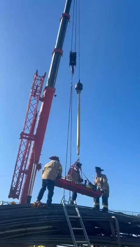 Rescatan a dos personas tras accidente en construccin de torre de viaducto elevado