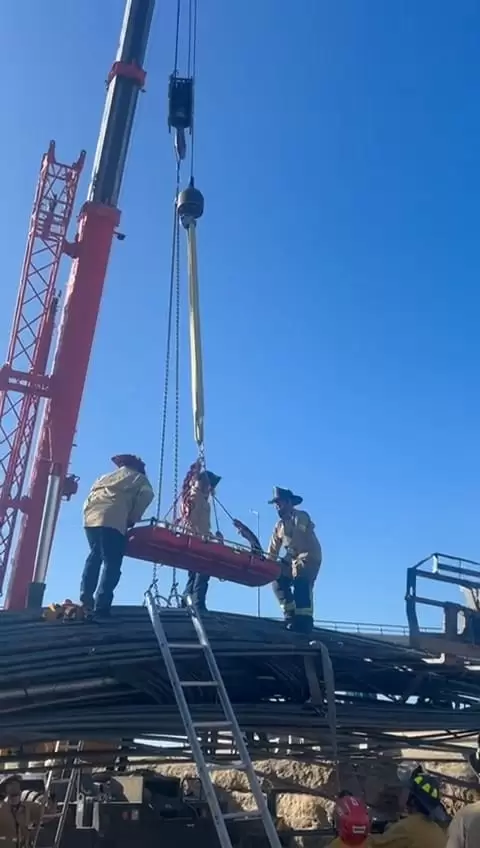 Rescatan a dos personas tras accidente en construccin de torre de viaducto elevado