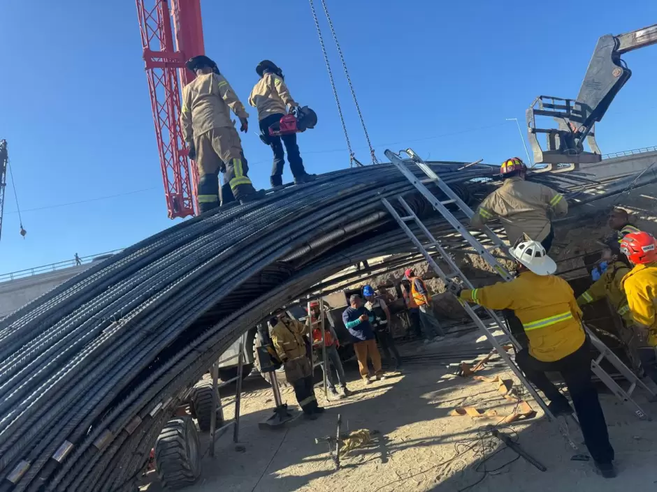 Rescatan a dos personas tras accidente en construccin de torre de viaducto elevado