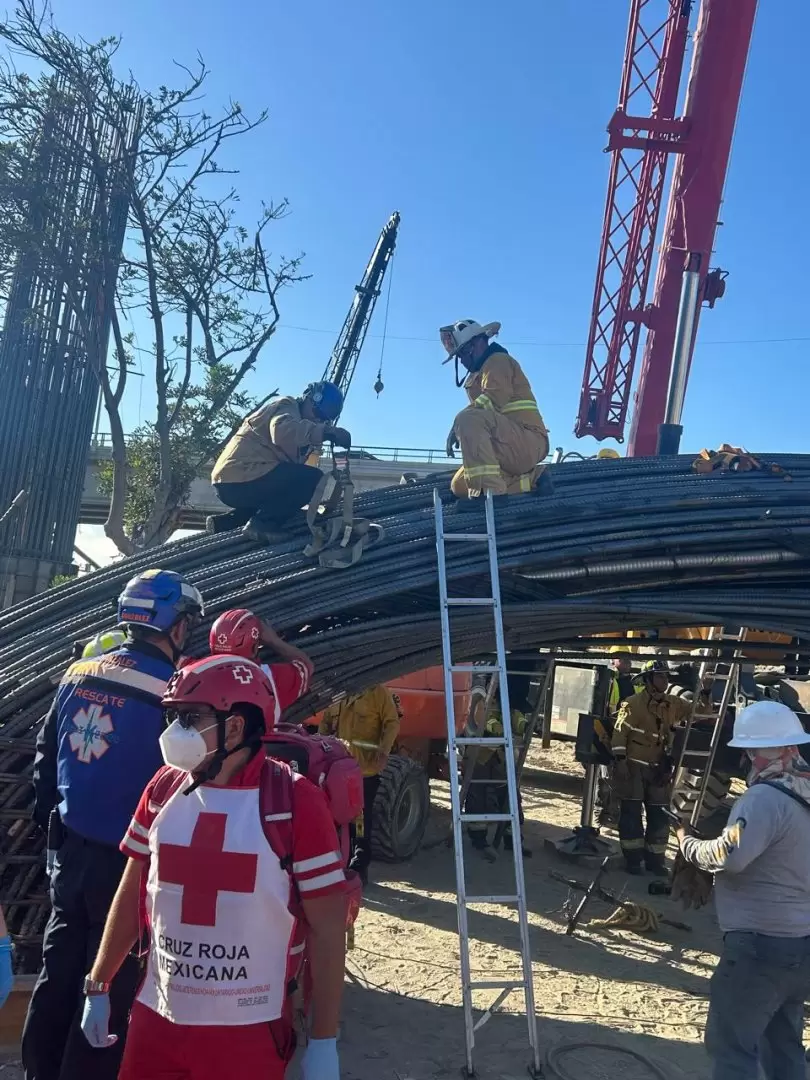 Rescatan a dos personas tras accidente en construccin de torre de viaducto elevado