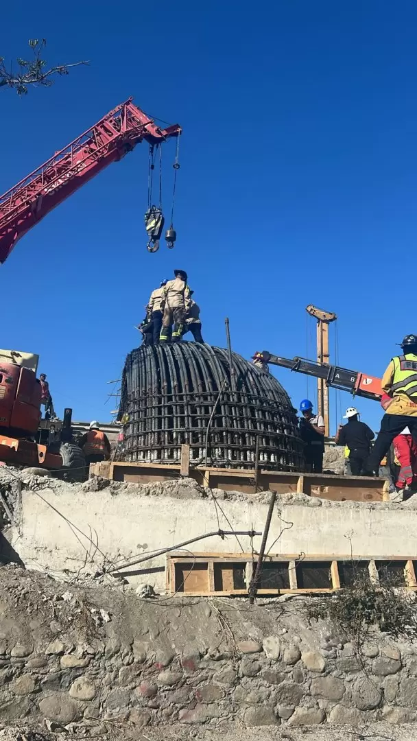 Rescatan a dos personas tras accidente en construccin de torre de viaducto elevado